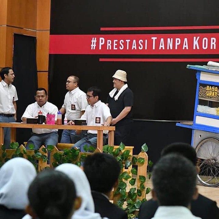 <p>Obrolan antara murid SMA dan tukang bakso seru banget tuh, Bun.  (Foto: Istimewa)</p>