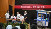 <p>Obrolan antara murid SMA dan tukang bakso seru banget tuh, Bun.  (Foto: Istimewa)</p>