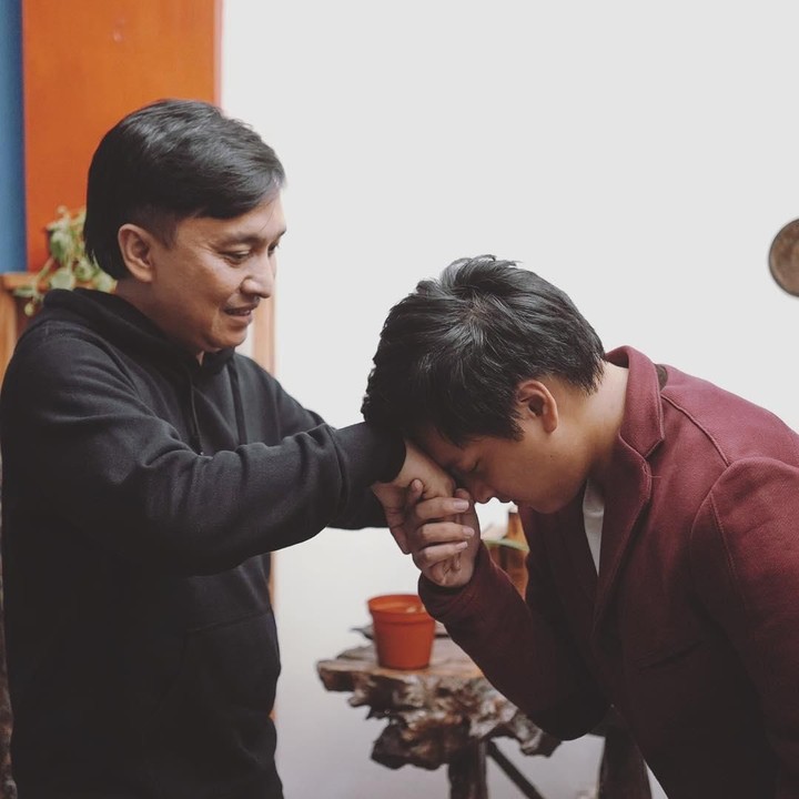 <p>Setiap akan manggung, sang anak selalu meminta restu darinya. (Foto: Instagram @arsywidianto)</p>
