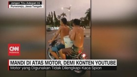 VIDEO: Demi Konten Youtube, Remaja Nekat Mandi di Atas Motor
