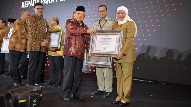 Anies Raih Penghargaan Kepala Daerah Bebas Korupsi Gubernur DKI Anies Baswedan meraih penghargaan sebagai kepala daerah terkait wilayah bebas korupsi dari Kemen PAN RB.