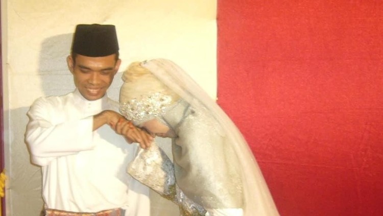 Mantan istri UAS, Mellya Juniarti mengenang momen saat dirinya dipinang dalam foto lawas.