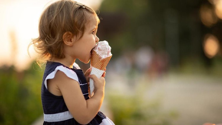 Sebagian Bunda mungkin beranggapan, makan es krim bikin batuk anak makin parah. Bagaimana kata ahli?
