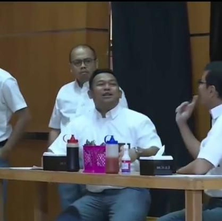 <p>Enggak kalah jago, Wishnutama berakting menasihati Bedu soal korupsi. (Foto: Instagram/ @erickthohir)</p>