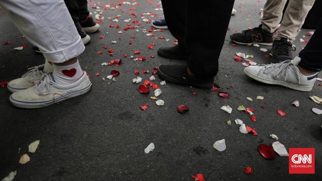 Aktivis Amnesty International melakukan aksi damai di taman aspirasi depan Istana Negara. Jakarta, Rabu. 10 Desember 2019. Dalam aksinya mereka memberikan 5.000 dokumen kartu pos kepada Presiden Joko Widodo yang diklaim berasal dari kiriman masyarakat Indonesia.