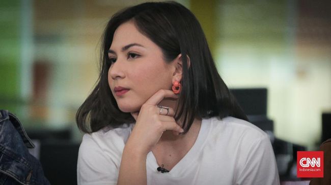 Artis Jessica Mila saat berkunjung ke redaksi CNN Indonesia.com, Jakarta, 3 Desember 2019