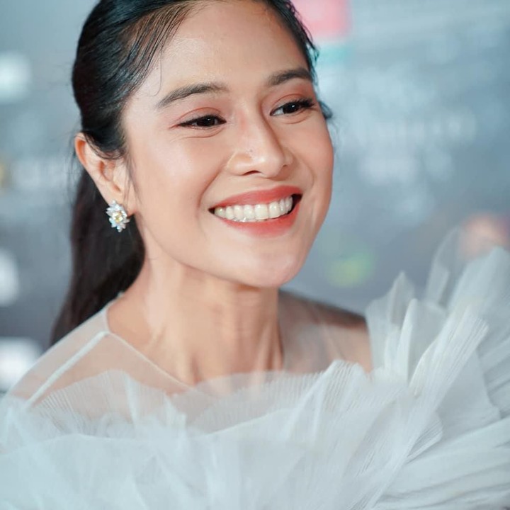 Gaun berwarna hitam itu terlihat pas membalut tubuh ramping Dian Sastro dengan sentuhan ruffle putih di bagian atas. Sementara rambut Dian hanya dikuncir sederhana. (Foto: Instagram @therealdisastr)