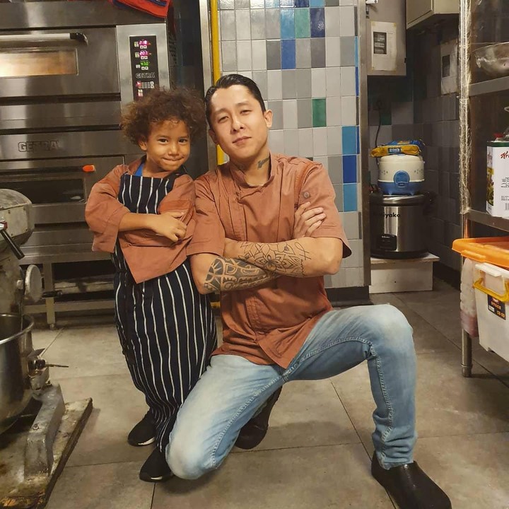 Daniel beberapa kali mengajak anaknya ikut ke dapur, tempat ia bekerja. Keren nih, Daniel sengaja menggunakan seragam senada dengan anaknya. (Foto: Instagram @danielschuldtz)