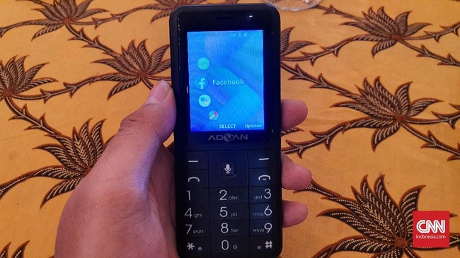 Ponsel 4G ini diotaki oleh cipset MediaTek MT6731 dengan RAM 512MB dan penyimpanan internal 4GB.