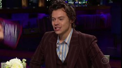 Reaksi Harry Styles Saat Disinggung soal Hobi Pakai Busana Wanita