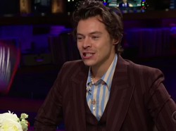 Reaksi Harry Styles Saat Disinggung soal Hobi Pakai Busana Wanita