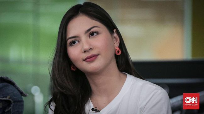 Jessica Mila menerima lamaran kekasihnya, Yakup Hasibuan, di pinggir pantai dan disaksikan oleh sahabat-sahabat terdekatnya.