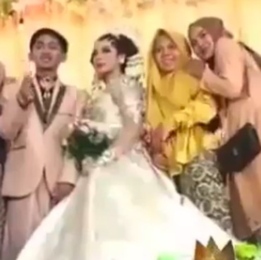 Kocak! Istri Lempar Muka Mantannya Suami di Pelaminan