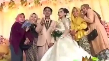img-title Kocak! Istri Lempar Muka Mantannya Suami di Pelaminan