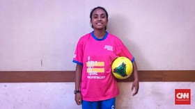 Yanti Selan, Dobrak Sekat Diskriminasi Perempuan demi Bola