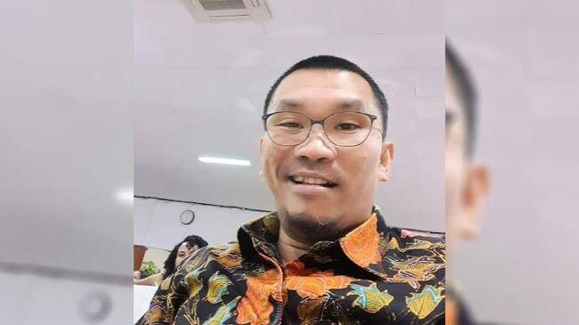 Ronny Imanuel atau yang akrab disapa Mongol Stress resmi mendaftarkan diri sebagai bakal calon Wali Kota Manado melalui Partai NasDem.