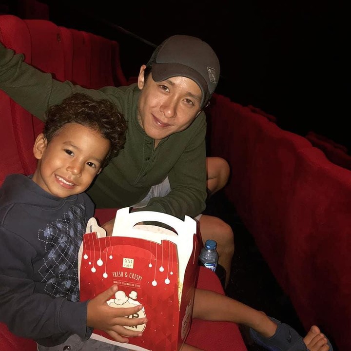 Tak heran, Daniel sering terlihat pergi bersama sang anak. Misalnya, pergi liburan atau sekadar nonton film seperti di foto ini. (Foto: Instagram @danielschuldtz)
