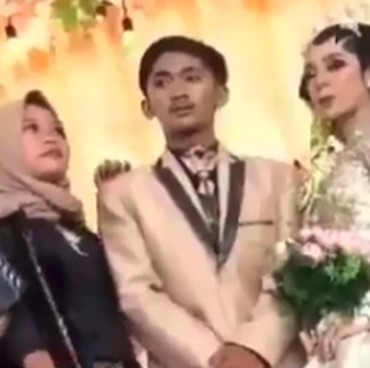 Kronologis Momen Istri Lempar Muka Mantannya Suami Pakai Bunga