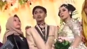 img-title Kronologis Momen Istri Lempar Muka Mantannya Suami Pakai Bunga