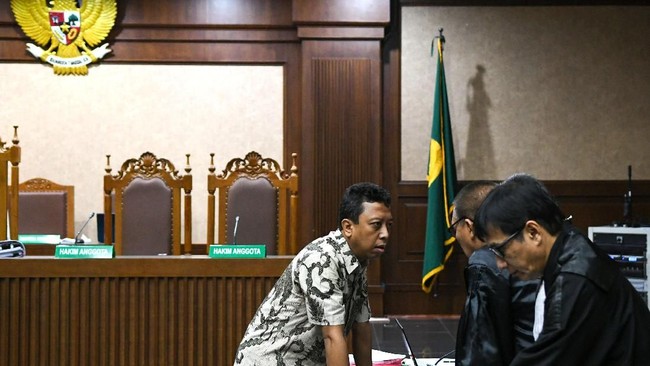Eks Ketua Umum PPP, Romahurmuziy membantah tuduhan KPK yang menyebut dirinya menerima suap dalam penentuan Kakanwil Kemenag.