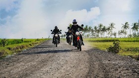 5 Cara Mengendarai Motor di Jalan Sempit