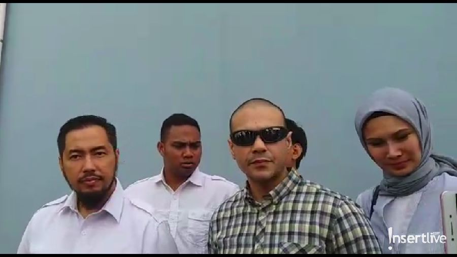 Pihak pengacara Gathan menegaskan jika kliennya itu ada dan tidak melarikan diri dari masalah yang tengah dihadapinya.