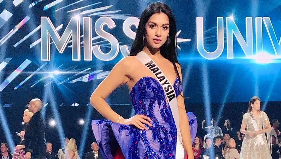 Miss asal Malaysia bernama Shweta Sekhon gagal memenangkan kontes baju nasional di Miss Universe setelah kalah dari wakil Filipina, Gazani Ganados.