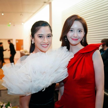 Heboh Dian Sastro Foto Bareng Yoona SNSD, Netizen: Kembar