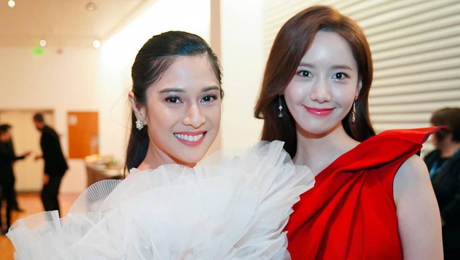 Dian Sastro foto bareng Yoona SNSD, netizen sebut seperti anak kembar.