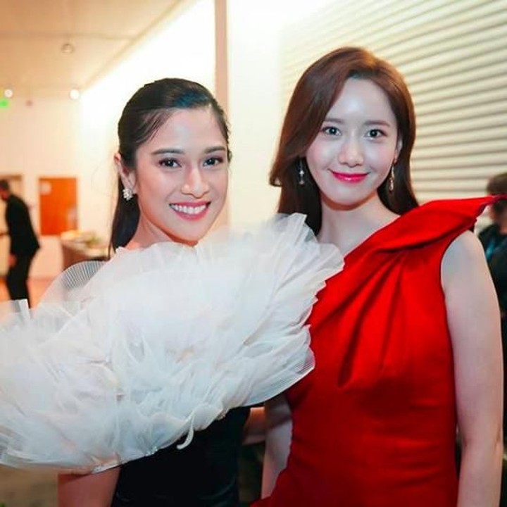 Dari sekian potret yang diunggah Dian Sastro, foto saat bersama personel SNSD, Yoona, yang paling menyita perhatian. Netizen memuji bahwa kecantikan Dian tak kalah dari Yoona.(Foto: Instagram)