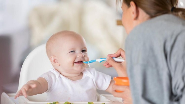 10 Tips Memberi MPASI Padat Pertama untuk Bayi 6 Bulan Sebelum memberikan MPASI padat pertama untuk si kecil, Bunda lihat dahulu tips berikut ini.