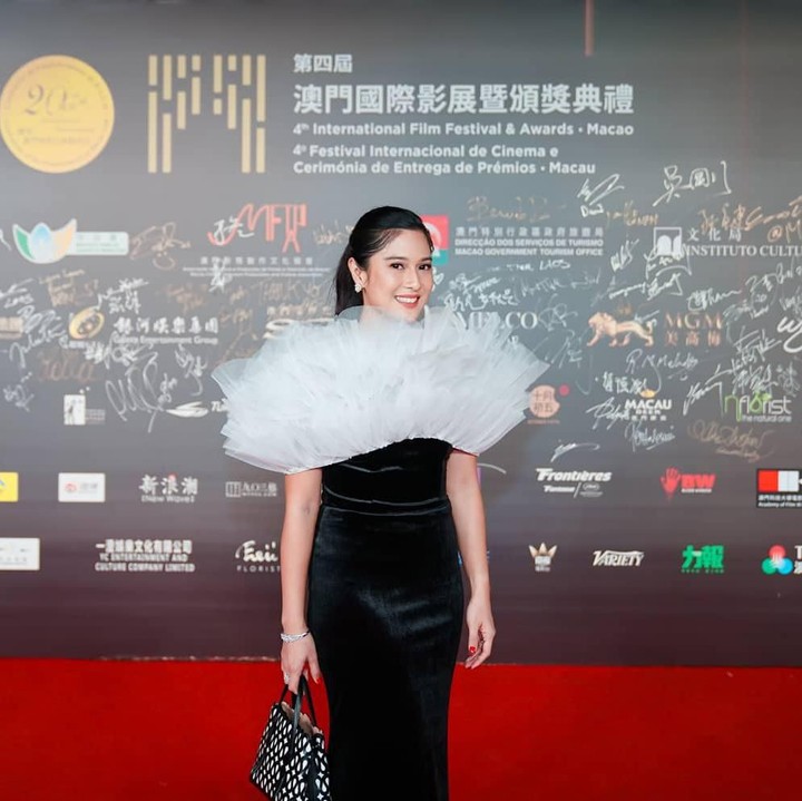 Dian Sastro terlihat anggun dalam balutan gaun karya Sebastian Gunawan saat menghadiri penutupan IFFAM 2019. (Foto: Instagram @therealdisastr)