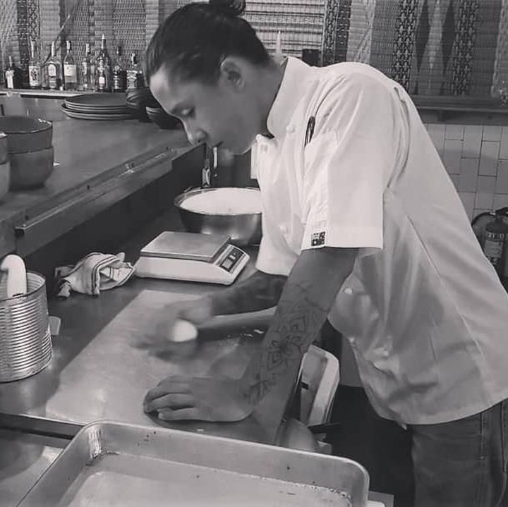 Dari foto-foto yang diunggahnya, menunjukkan bahwa Daniel berprofesi sebagai seorang chef di sebuah restoran. (Foto: Instagram @danielschuldtz)