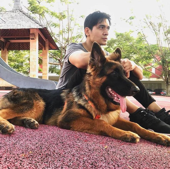 <p>Di akun sosial medianya, Tyo kerap membagikan momen kebersamaan bersama anjing peliharaannya. (Foto: Instagram @realnugros)</p>