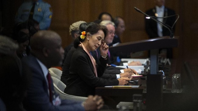 Pemimpin Myanmar Aung San Suu Kyi meminta Mahkamah Internasional untuk menghentikan kasus pembantaian etnis Rohingya.