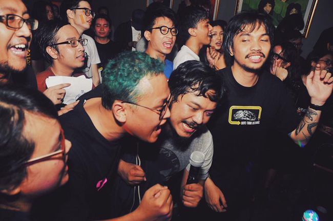 Tumpah Ruah Guilty Pleasure Dalam Wadah Karaoke Massal Tumpah Ruah Guilty Pleasure Dalam Wadah Karaoke Massal