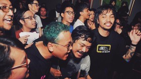 Tumpah Ruah 'Guilty Pleasure' dalam Wadah Karaoke Massal