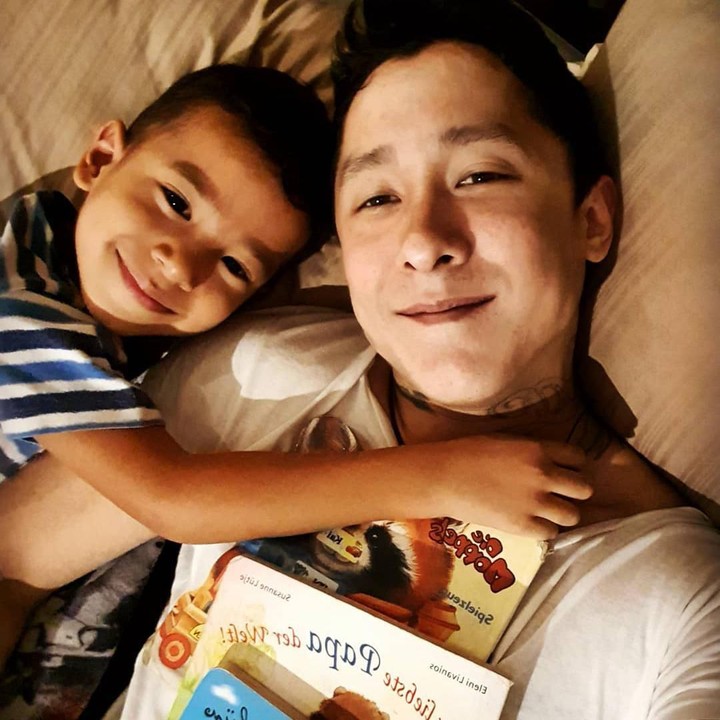Dalam keterangan foto di Instagram-nya, Daniel mengatakan bahwa mencintai, mendidik, dan bermain bersama anak bukan hanya ayah super yang bisa melakukannya. Tapi, menurutnya, setiap ayah harus selalu melakukannya. (Foto: Instagram @danielschuldtz)