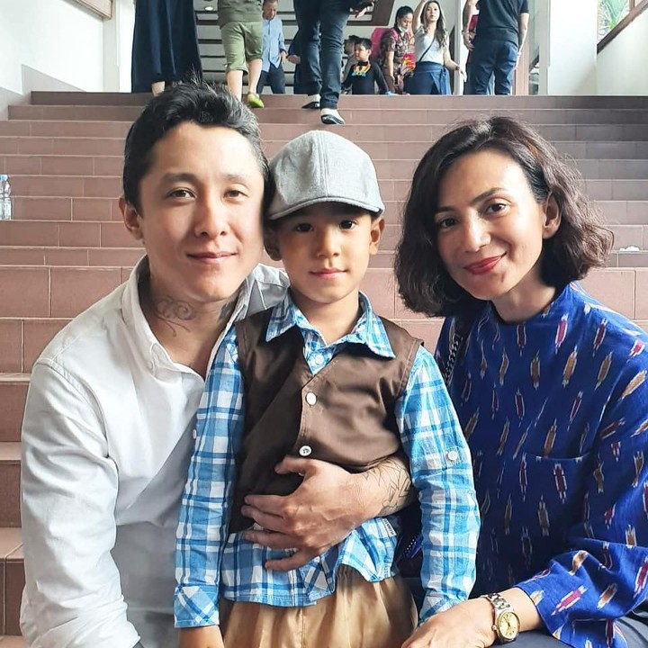 Baru-baru ini, Daniel dan Wanda juga bersama-sama menonton sang anak di sebuah pementasan. Mereka berkomitmen tetap akur meskipun berpisah demi Kai. (Foto: Instagram @wanda_hamidah)