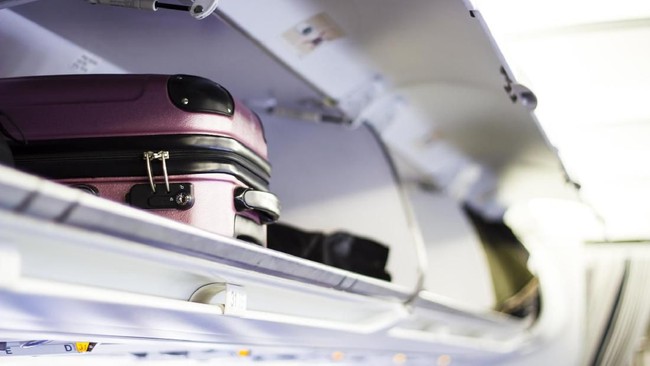 Untuk bagasi kabin pesawat, kamu perlu memilih ukuran koper yang sesuai untuk dibawa mengingat berat maksimal yang diperbolehkan biasanya adalah 7 kilogram.