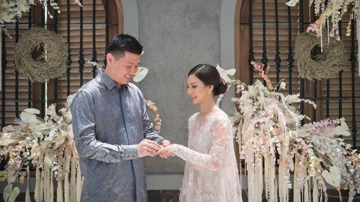 Simak lima fakta di balik pernikahan Nadia Saphira dan Mikael Mirdad&period;