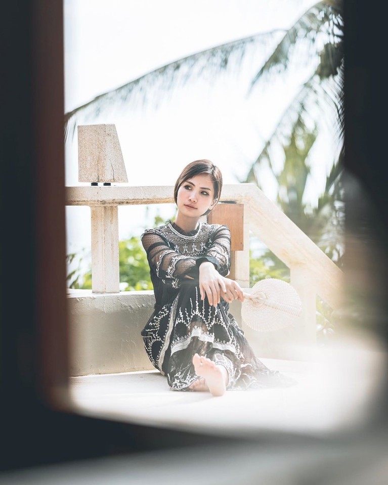 Fiona Anthony, istri Dion Wiyoko adalah seorang pramugari. Sosoknya diketahui jarang sekali terekspos oleh publik.