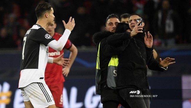 Emosi Cristiano Ronaldo tersulut oleh ulah salah satu fan penyusup usai Juventus mengalahkan Bayer Leverkusen 2-0 di Stadion Bay Arena.