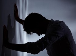 Pria Ini Kaget Luar Biasa, Pacar Onlinenya Ternyata Istri Sahabat Sendiri