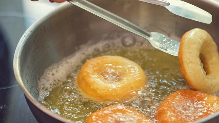 Berikut ini beberapa tips menggoreng untuk menghindari masakan menjadi gosong. Salah satunya dengan mengatur suhu masakan saat memasak. Bunda simak ya.