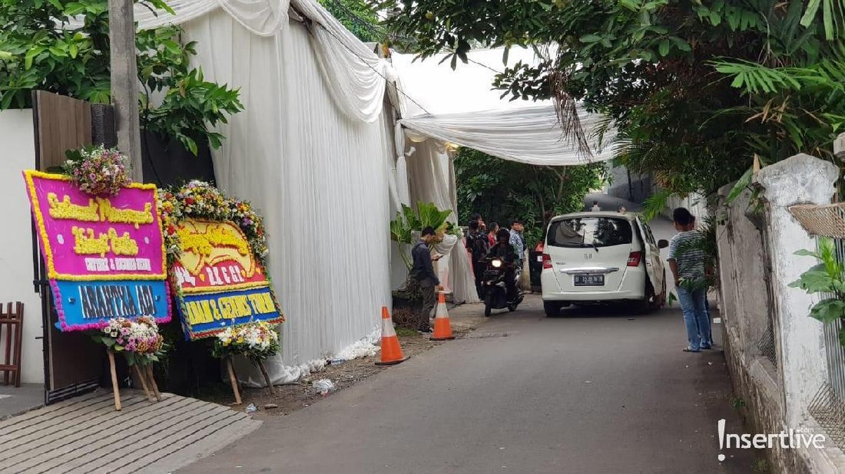 Jelang pernikahan Cut Tari dan Richard Kevin&comma; para tamu undangan mulai penuhi lokasi berlangsungnya akad nikah di Cilandak&comma; Jakarta Selatan&period;