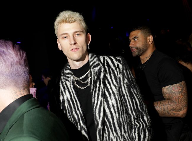 Machine Gun Kelly Bawa Pesta Musim Panas Di Video Love Race Machine Gun Kelly Bawa Pesta Musim Panas Di Video Love Race