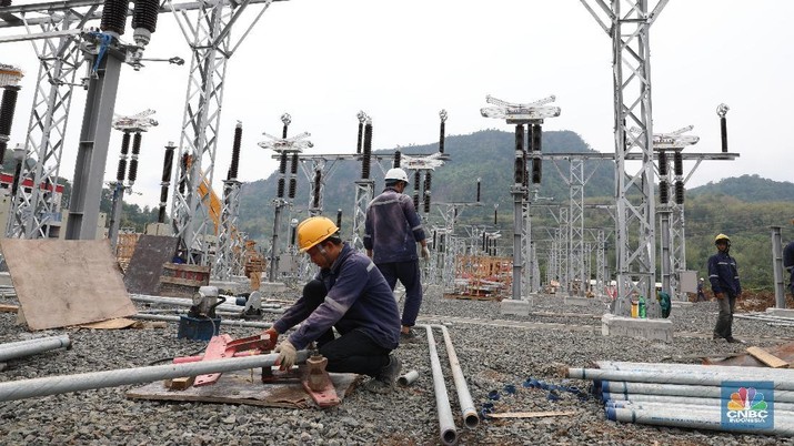 PLN Unit Induk Pembangunan Jawa Bagian Tengah 1( UIP JBT 1 ) terus kebut pembangunan konstruksi pembangkit listrik dan jaringan transmisi di Regional Jawa Bagian Tengah (Jawa Barat, Jawa Tengah Dan Daerah Istimewa Yogyakarta).
Salah satunya ditunjukkan dengan progres pembangunan Pembangkit Listrik Tenaga Air (PLTA) Jatigede 2 x 55 MW yang saat ini sudah mencapai 73,18 %.
Terletak di Kecamatan Jatigede, Kabupaten Sumedang, Jawa Barat. PLTA Jatigede telah berhasil menyelesaikan pekerjaan Top Heading Excavation (penggalian saluran air di headrace tunnel) sepanjang 2.218,73 m telah berhasil tembus pada oktober 2019. Hal ini merupakan salah satu miles stone penting dalam progres pengerjaan PLTA.
PLN UIP JBT I terus berupaya semaksimal mungkin menyelesaikan proyek pembangkit listrik, khususnya pembangunan PLTA sebagai upaya peningkatan bauran energi baru terbarukan. PLTA Jatigede 2 x 55 MW akan jadi produk pertama dari PLN UIP JBT I yang ditargetkan selesai pada tahun 2020 dan dapat mendukung upaya pemerintah mencapai rasio elekstrifikasi 100% pada tahun 2020.
Headrace Tunnel berfungsi sebagai terowongan penghubung penampungan air dengan penstock, juga terhubung dengan power station. Lewat terowongan ini, air tampungan waduk Jatigede mengalir menuju penstock dan seterusnya memutar turbin pembangkit listrik.
Target penyelesaian pekerjaan dalam waktu dekat untuk PLTA Jatigede yakni pelapisan dinding terowongan menggunakan beton.
Sejak pembangunannya, hingga 2019, PLTA Jatigede berhasil menyerap tenaga kerja hingga 980 orang, dan jumlah ini akan terus bertambah seiring makin banyaknya pekerjaan dan target selesai.
Diharapkan nantinya PLTA jatigede mampu meningkatkan kapasitas dan keandalan pasokan energi listrik di daerah Jawa Barat dan sekitarnya. (CNBC Indonesia/Tri Susilo)