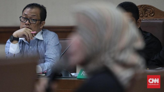 Muchtar Effendy, orang dekat mantan Ketua MK Akil Mochtar dianggap bersalah menerima suap dan melakukan TPPU terkait penanganan perkara di MK.
