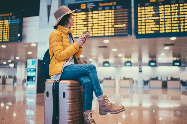 Ilustrasi traveler di bandara Mother picking backpack from security counter while standing by daughters. Family is with luggage at airport terminal. They are going on vacation.